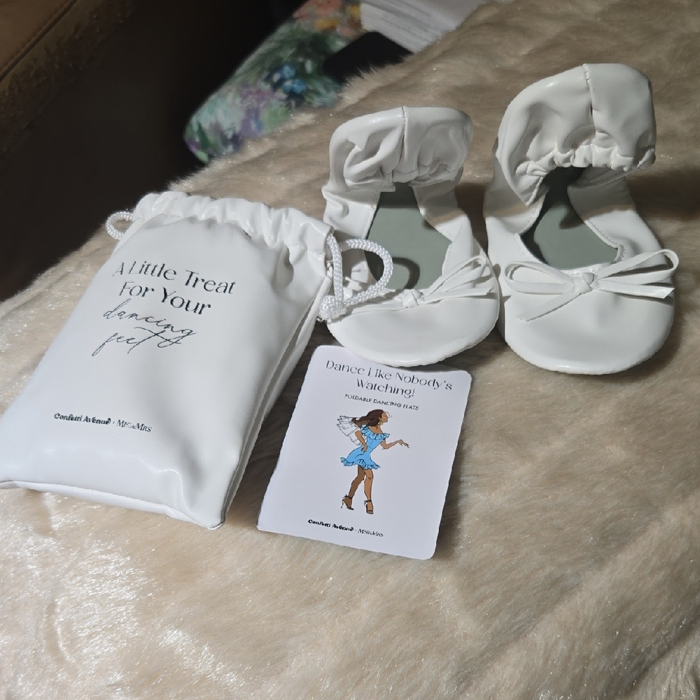 White Women's Slippers with Bow
